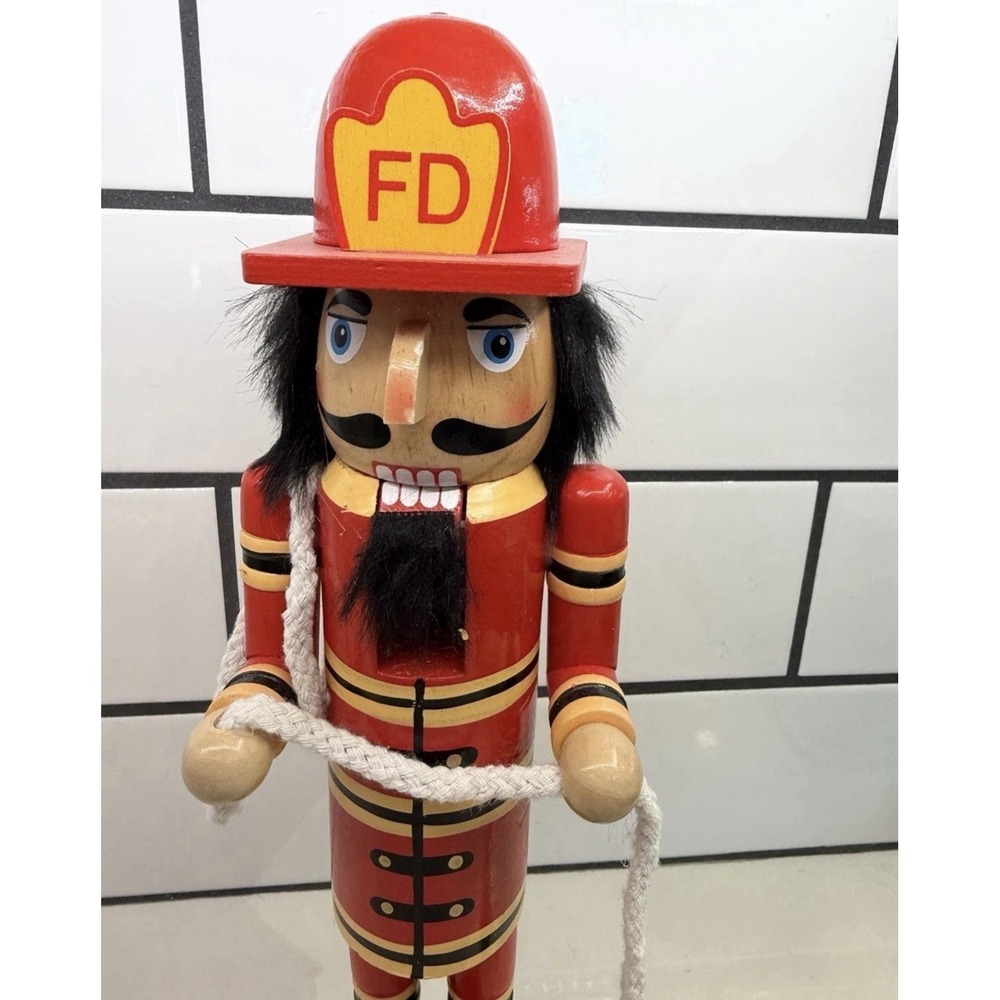 Sleigh Hill Fireman Fire Fighter Wooden Christmas Nutcracker W / Dalmatian NEW